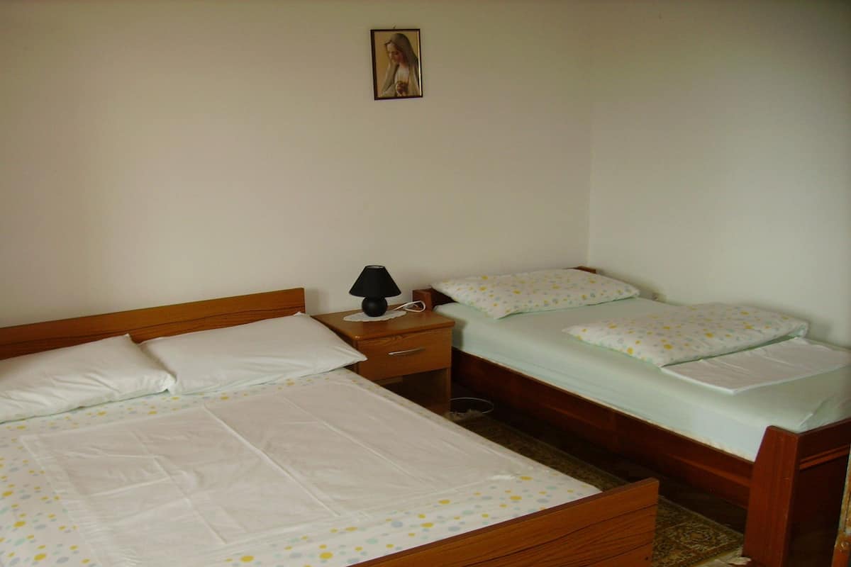 1 habitación, escritorio, wifi gratis y ropa de cama