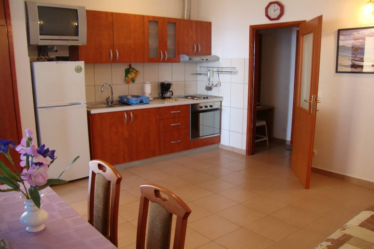 Refrigerador, horno, placa de cocina, utensilios de cocina