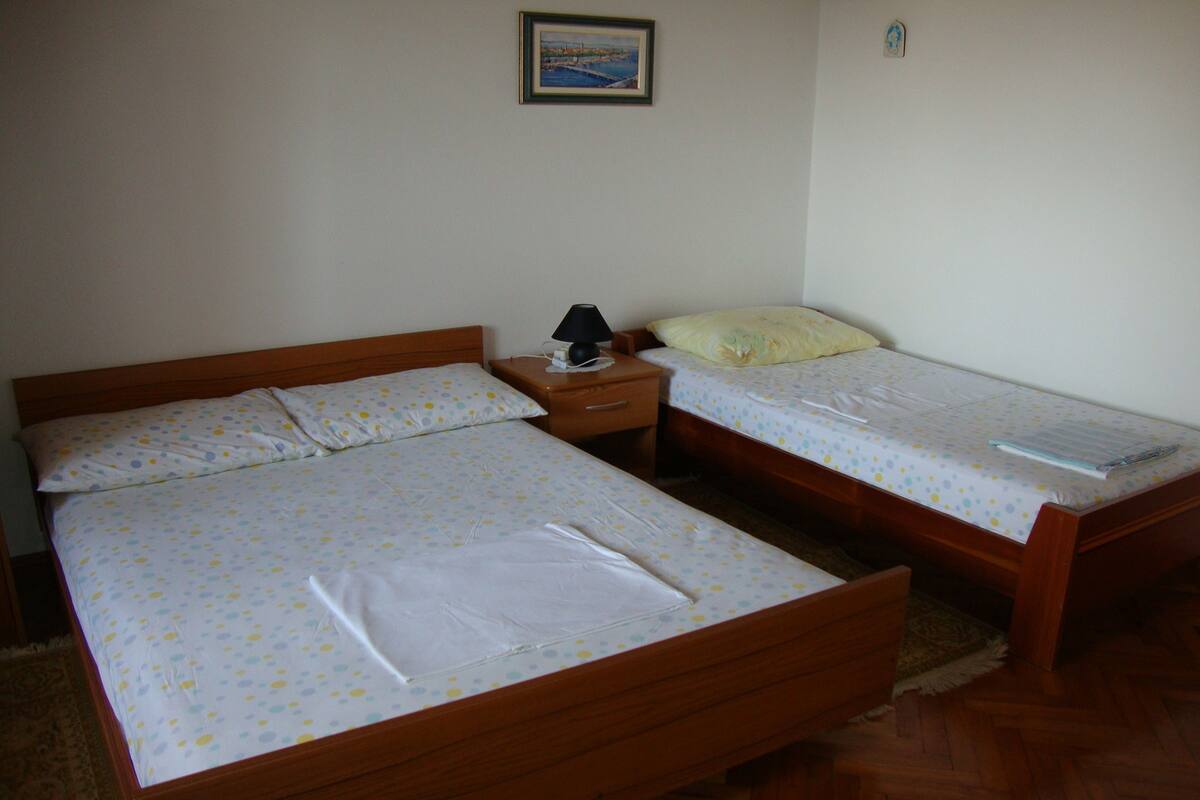 1 habitación, escritorio, wifi gratis y ropa de cama