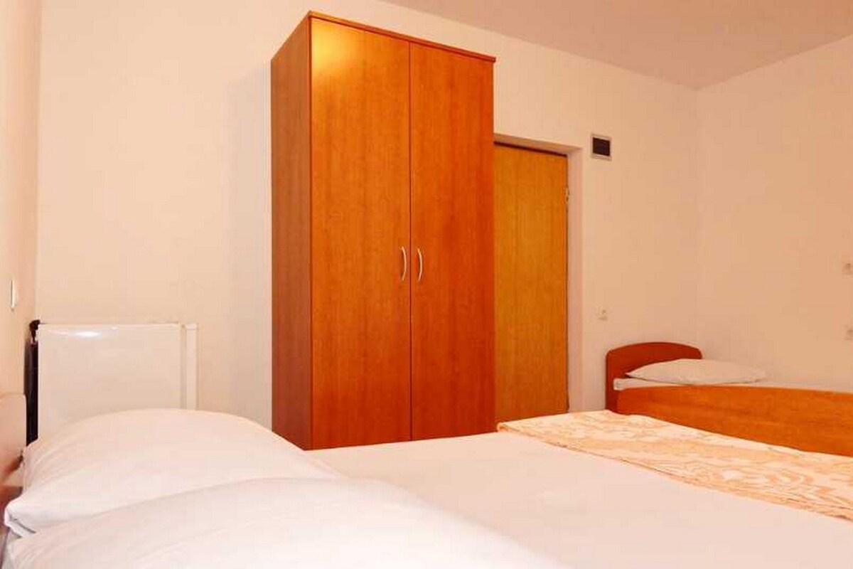Triple Room (S6)