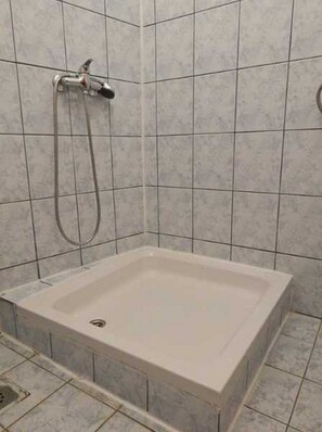 Habitación triple (S7) | Baño | Regadera y toallas