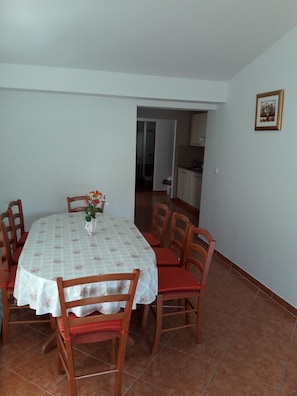 Appartement, 3 slaapkamers (A3) | Dineren op de kamer