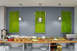 Tägliches Frühstück zum Mitnehmen (45 PLN pro Person)