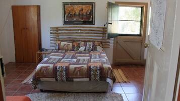 Habitación básica doble, 1 cama matrimonial | Wifi gratis y ropa de cama