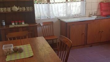Basic House | Private kitchen | Fridge, microwave, electric kettle, cookware/dishes/utensils