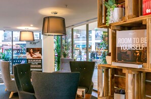 Lobby sitting area - Roomzzz Manchester Victoria (Manchester)