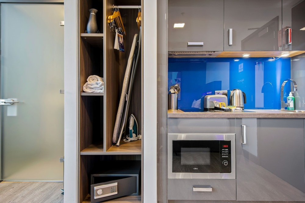 Roomzzz Manchester Victoria by null