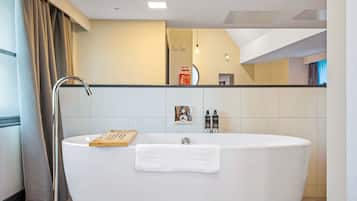 Guinea Suite | Badezimmer | Dusche, Regendusche, kostenlose Toilettenartikel, Haartrockner