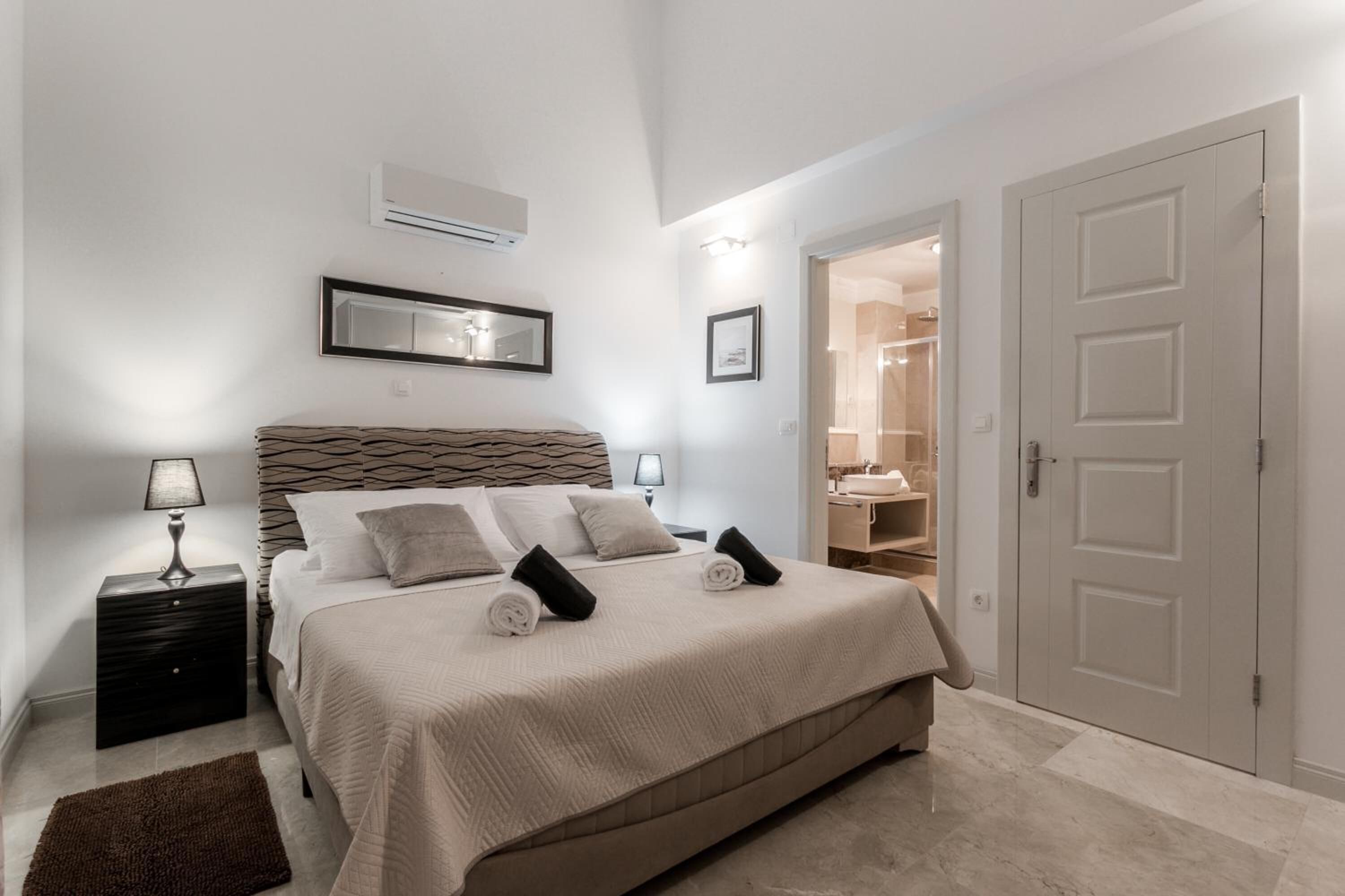 4 bedrooms, desk, soundproofing, iron/ironing board