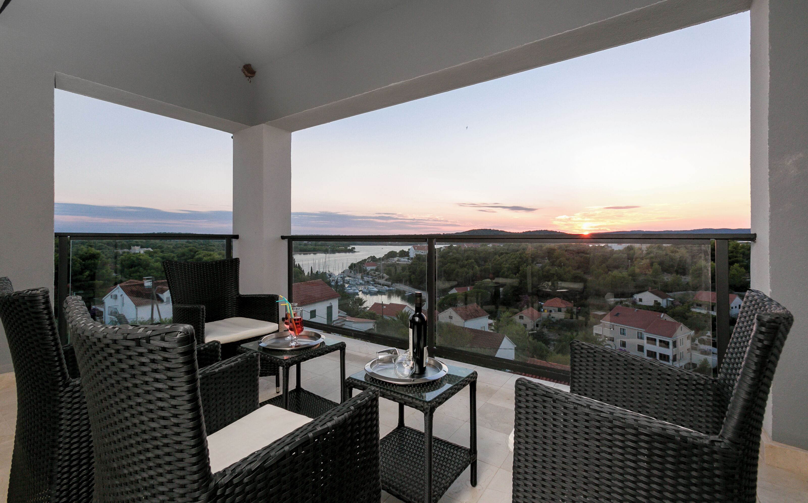 4 sovrum, unika möbler, skrivbord och arbetsyta för laptop