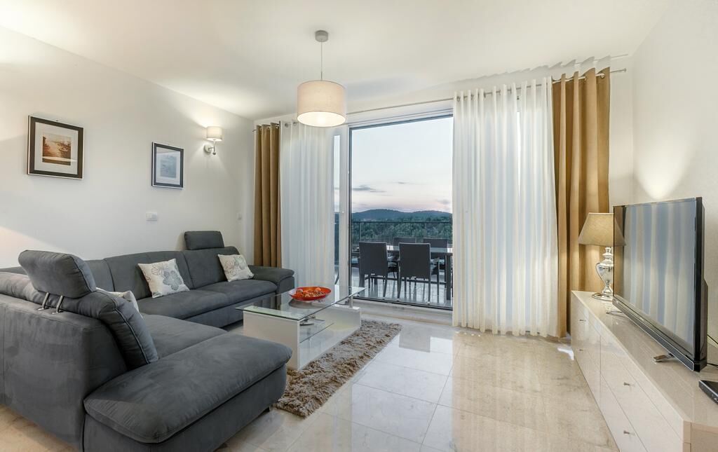 46-inch LCD TV with cable channels, Smart TV