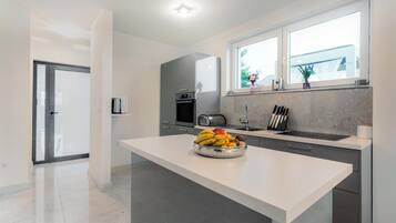 Full-size fridge, oven, stovetop, dishwasher