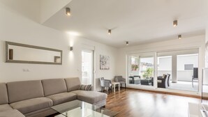 Luxury-Penthouse, 3 Schlafzimmer, Terrasse, Meerblick (H7) | Wohnbereich | 55-Zoll-LED-Fernseher mit Kabelempfang, Fernseher