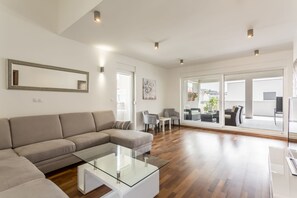 Luxury-Penthouse, 3 Schlafzimmer, Terrasse, Meerblick (H7) | Wohnbereich