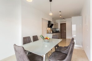 Penthouse Cao cấp, 3 phòng ngủ, hiên, quang cảnh biển (H7) | Khu vực ăn uống tại phòng