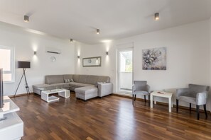 Luxury Penthouse, 3 Bedrooms, Terrace, Sea View (H7) | Living room