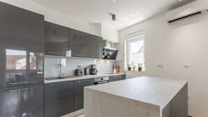 Luxury-Penthouse, 3 Schlafzimmer, Terrasse, Meerblick (H6) | Eigene Küche | Wasserkocher mit Kaffee-/Teezubehör, großer Kühlschrank, Mikrowelle