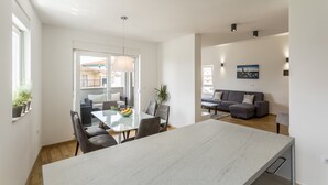 Luxury-Penthouse, 3 Schlafzimmer, Terrasse, Meerblick (H6) | Eigene Küche | Wasserkocher mit Kaffee-/Teezubehör, großer Kühlschrank, Mikrowelle