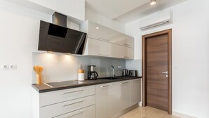 Luxury-Penthouse, 3 Schlafzimmer, Terrasse, Meerblick (H7) | Eigene Küche | Wasserkocher mit Kaffee-/Teezubehör, großer Kühlschrank, Mikrowelle