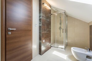 Een douche, een haardroger, een bidet, handdoeken