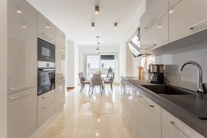 Penthouse Cao cấp, 3 phòng ngủ, hiên, quang cảnh biển (H7) | Bếp riêng | Tủ lạnh, lò vi sóng, lò nướng, bếp nấu 