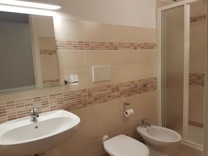 Apartment | Bathroom | Shower, towels - Numero 12 Hermes 9 (Siena)