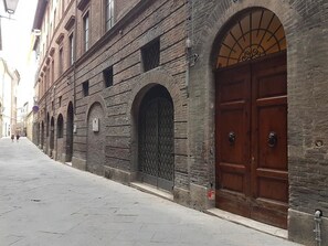 Property entrance - Numero 12 Fior di Narciso 110 (Siena)