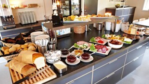 Un buffet proposant une variété d’aliments, notamment du pain, de la viande et des condiments.