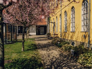 A building with large windows and a yellow facade. - Stoeberiet (Svendborg)