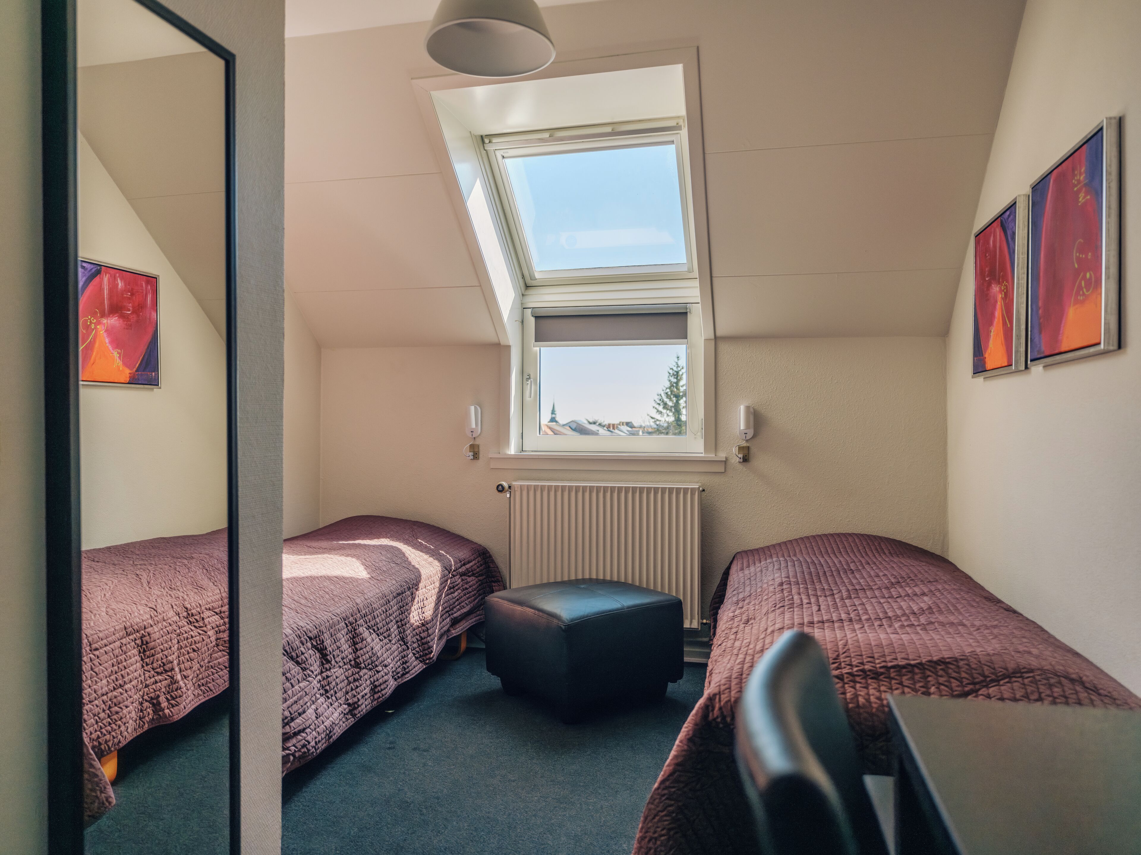 Chambre avec lits jumeaux | Fer et planche à repasser, Wi-Fi gratuit, draps fournis