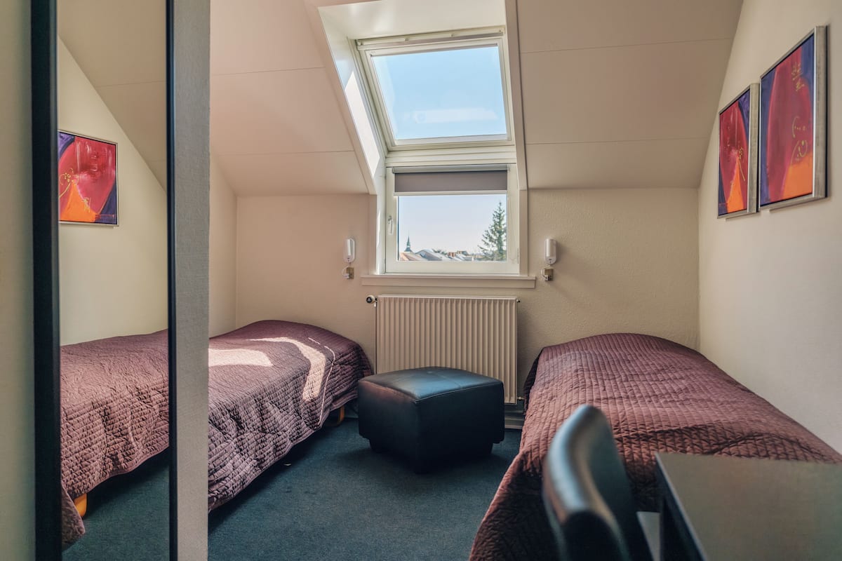 Chambre avec lits jumeaux | Fer et planche à repasser, Wi-Fi gratuit, draps fournis