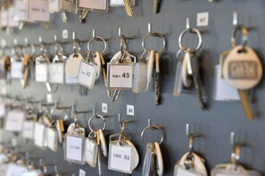 A wall of keys with numbered tags. - Stoeberiet (Svendborg)