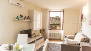 Apartamento | Sala de estar | Una televisión de pantalla plana