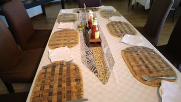 Breakfast, lunch, dinner served; Fusion cuisine