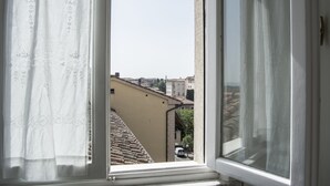 Apartamento, 3 quartos | Vista do quarto