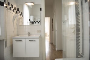 Apartment, 3 Bedrooms | Bathroom | Combined shower/tub, free toiletries, hair dryer, bidet - Numero 12 Appartamento Alpha (Siena)
