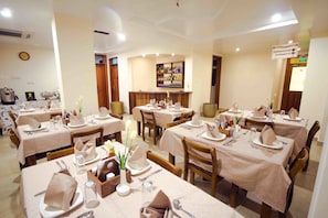 Breakfast, lunch, dinner served; Fusion cuisine