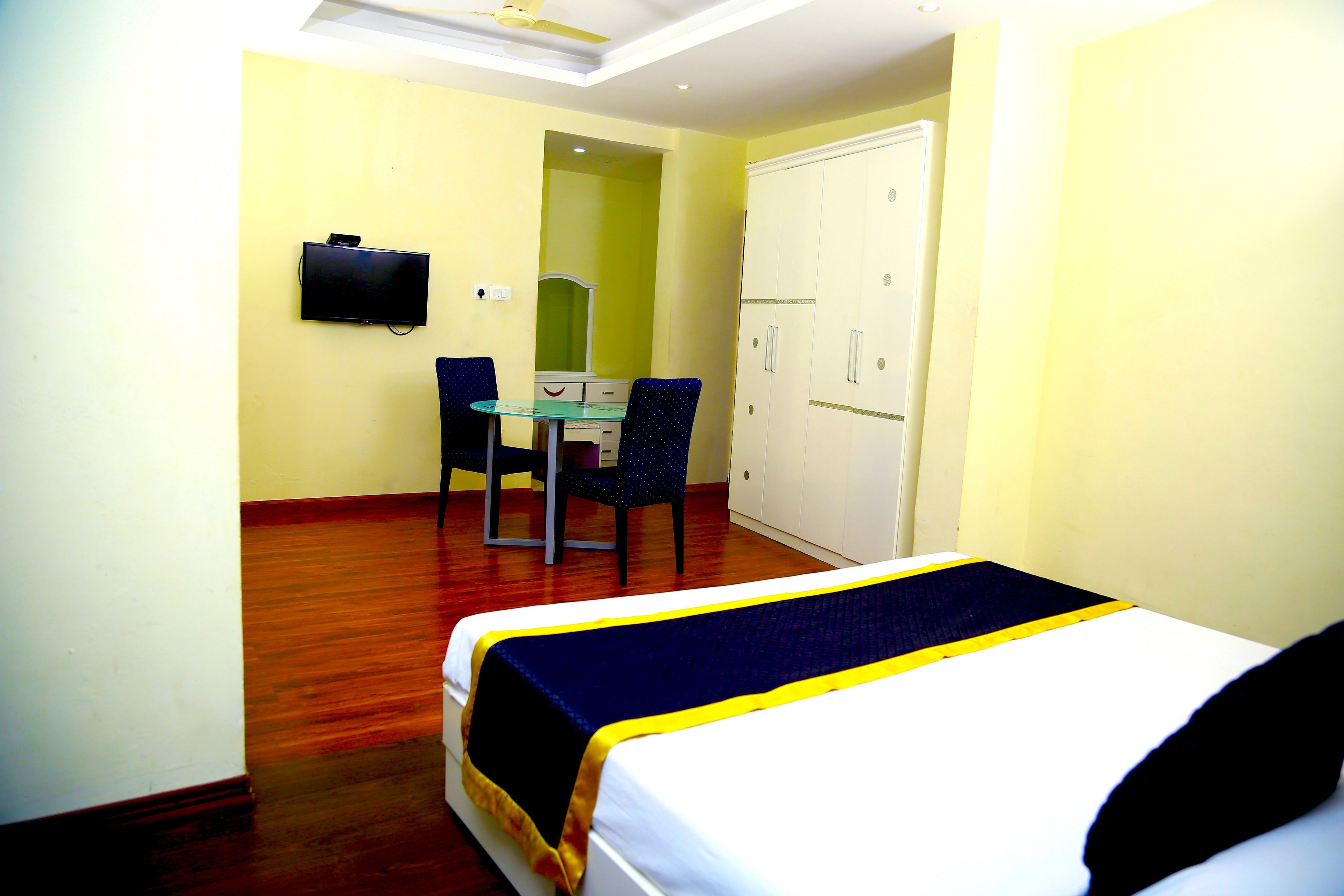 Deluxe Room | Living room