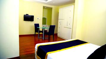 Deluxe Room | Living room