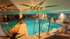 Inomhuspool och solstolar