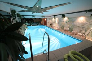 Indoor pool, sun loungers - Hotel Im Schwedischen Hof (Binz)