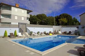 Piscina externa, espreguiçadeiras