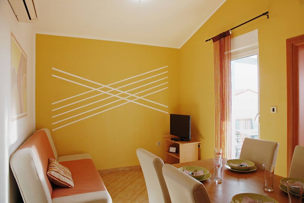Apartamento, 2 quartos (A5) | Área de estar | TV