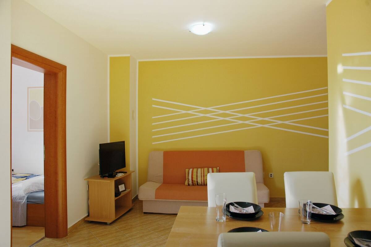 Apartamento, 2 quartos (A1) | Área de estar | TV