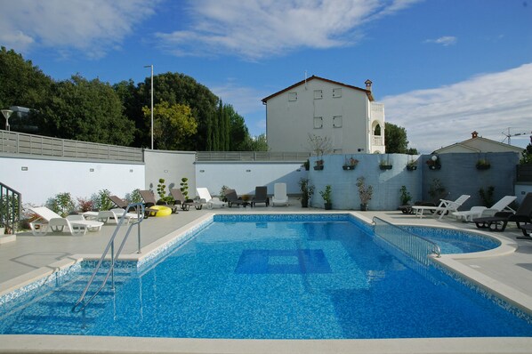 Piscina externa, espreguiçadeiras