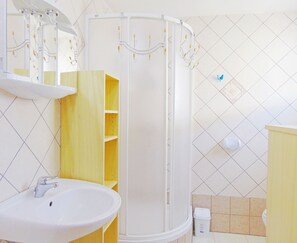 Departamento (A2 First Floor) | Baño | Regadera, amenidades de baño gratuitas, toallas 
