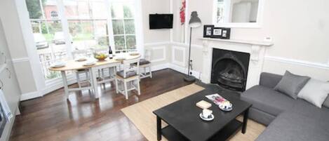 Deluxe Apartment | Living area