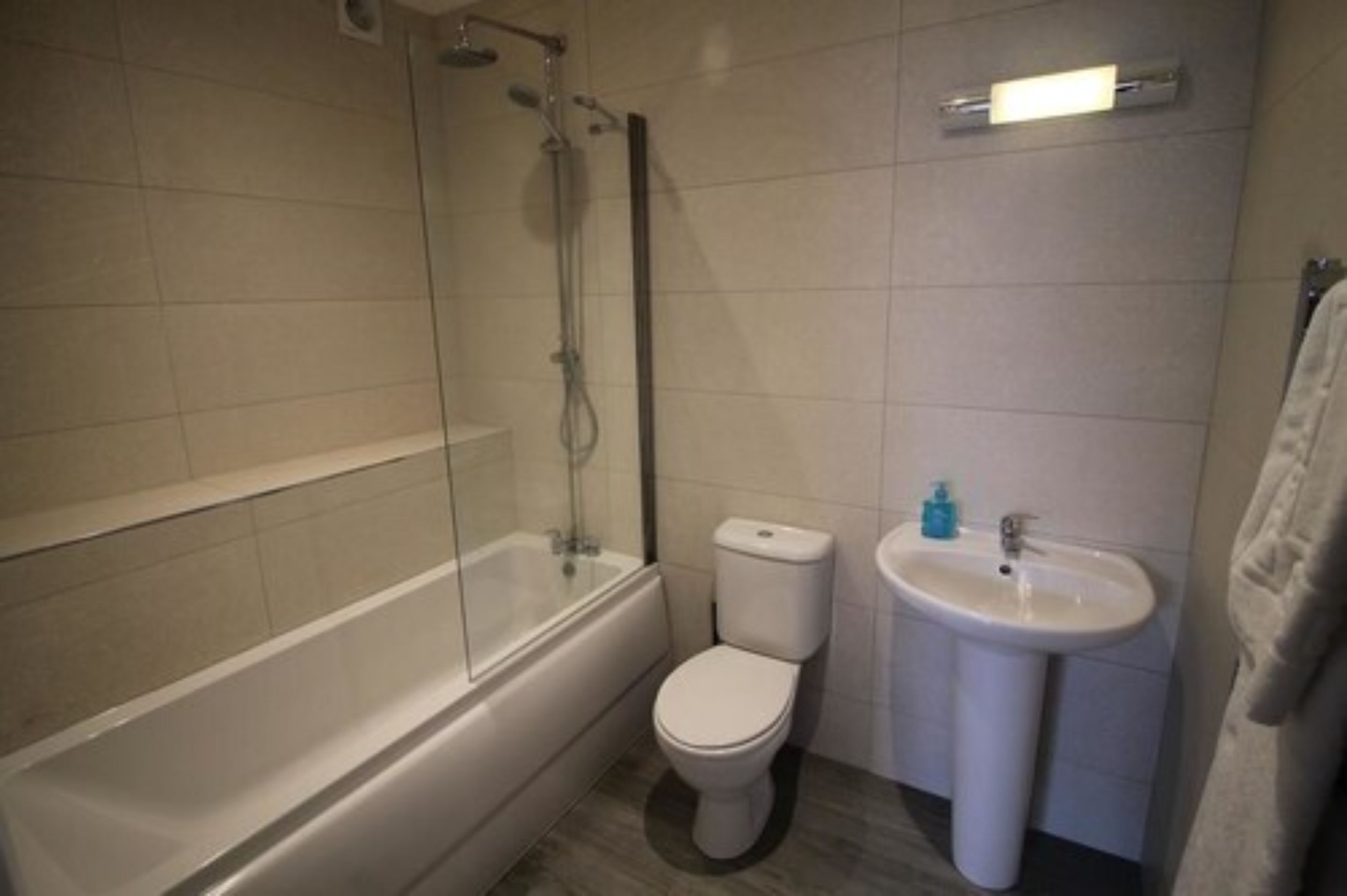 华丽公寓 | 浴室 | 淋浴设施、吹风机、毛巾