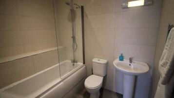 Deluxe-huoneisto | Kylpyhuone | Suihku, hiustenkuivaaja, pyyhkeet