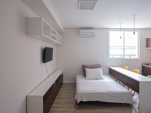 家庭房, 1 张双人床和 1 张沙发床 | 起居区 | 32-英寸纯平电视 （配备数码频道）、电视